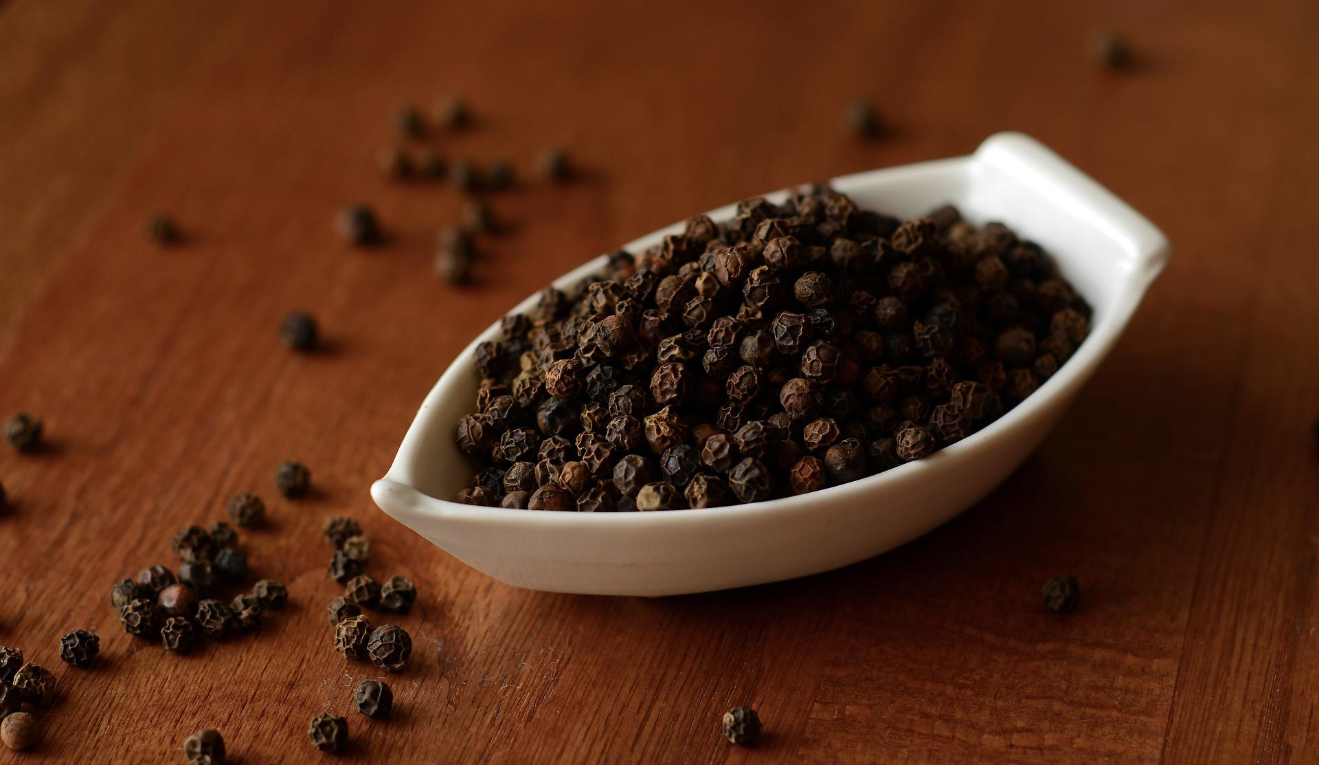 Black pepper. Черный перец специя. Черный перец пряность. Перец пиперин. Black Pepper кофе.